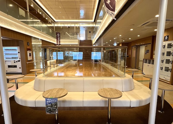 夜行フェリー船内での乗船者向け謎解きコンテンツの様子